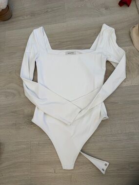 Aritzia Babaton White Long-Sleeve Square Neck Bodysuit